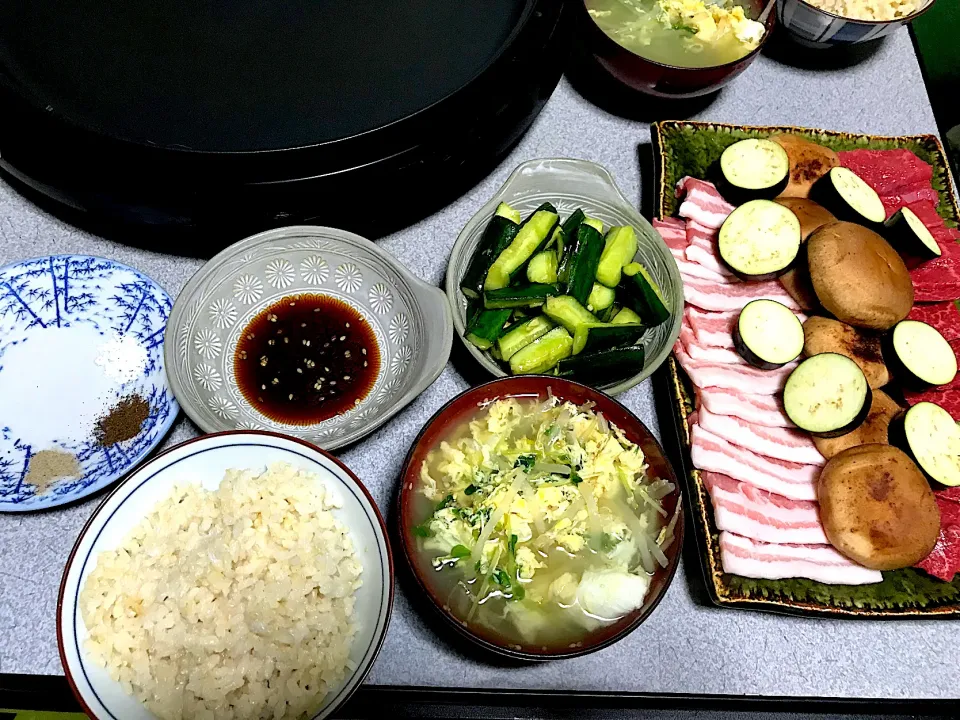 油の染みた茄子と椎茸さべーー！ #夕飯　ロウカット玄米ご飯、焼肉(塩花椒、塩胡椒、タレ)、焼き椎茸焼き茄子、やみつきキュウリ、豆苗もやし玉子スープ|ms903さん