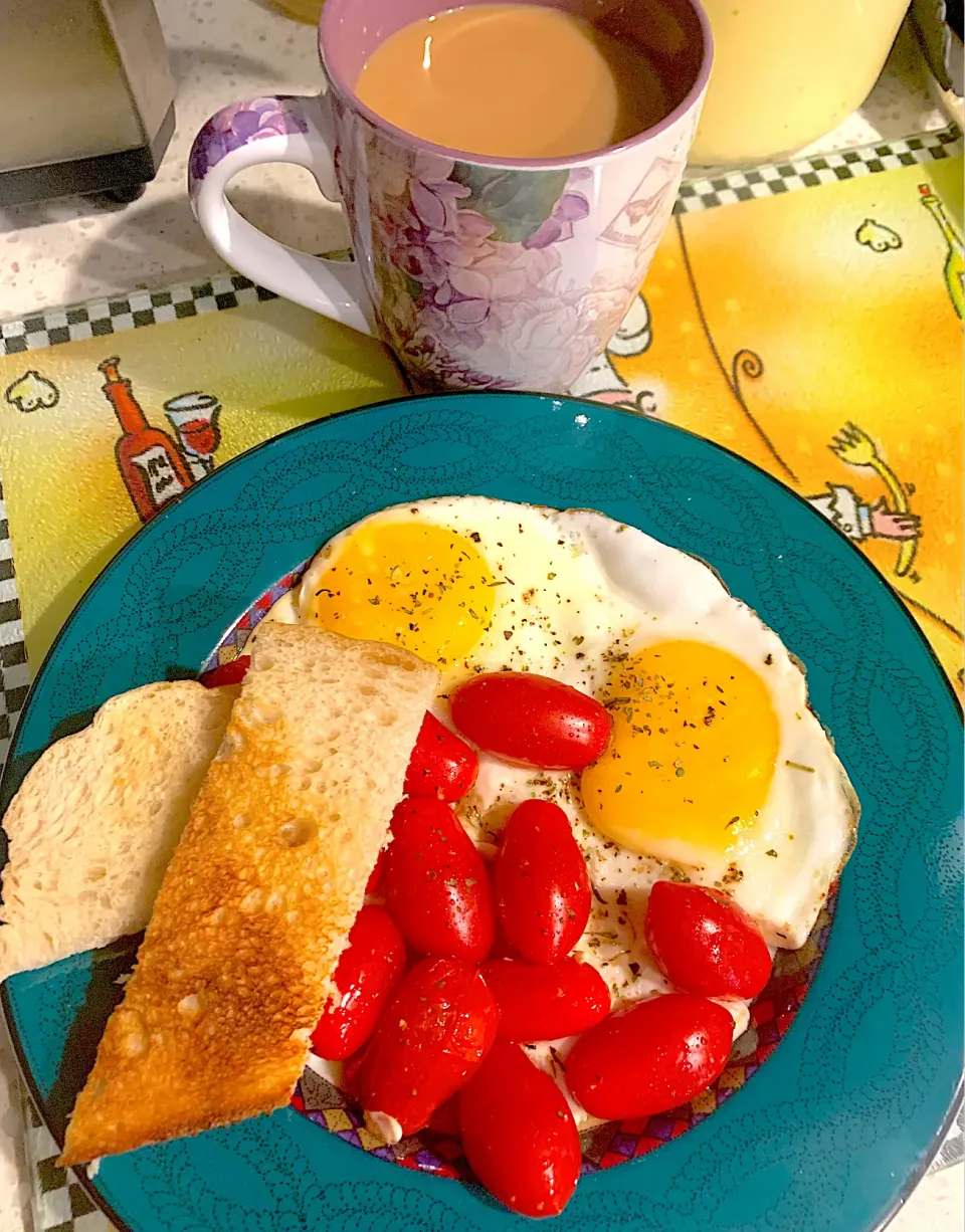 Eggs, toast, and sautéed grape tomatoes with Italian blend seasonings|🌺IAnneさん