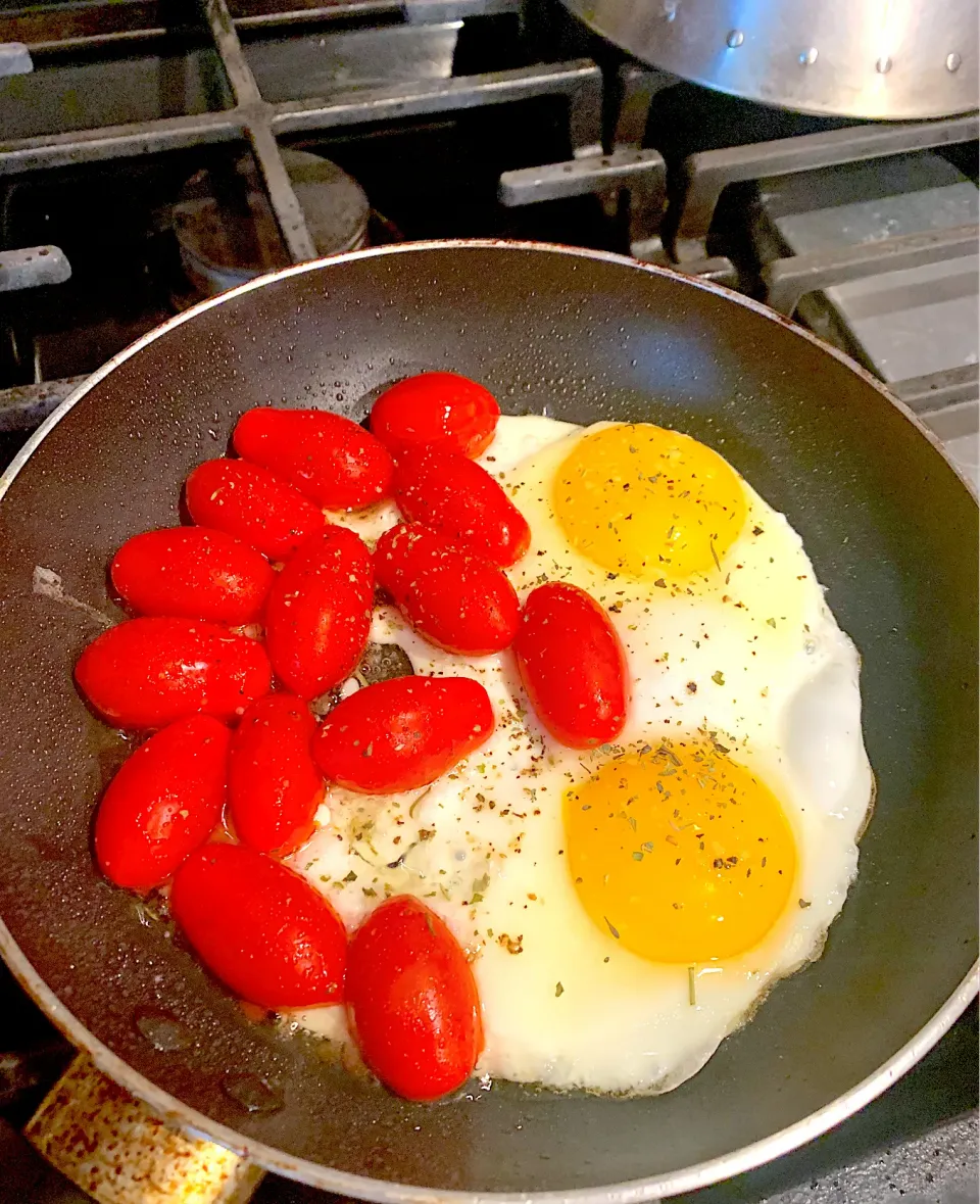 Fried eggs with sautéed grape tomatoes|🌺IAnneさん