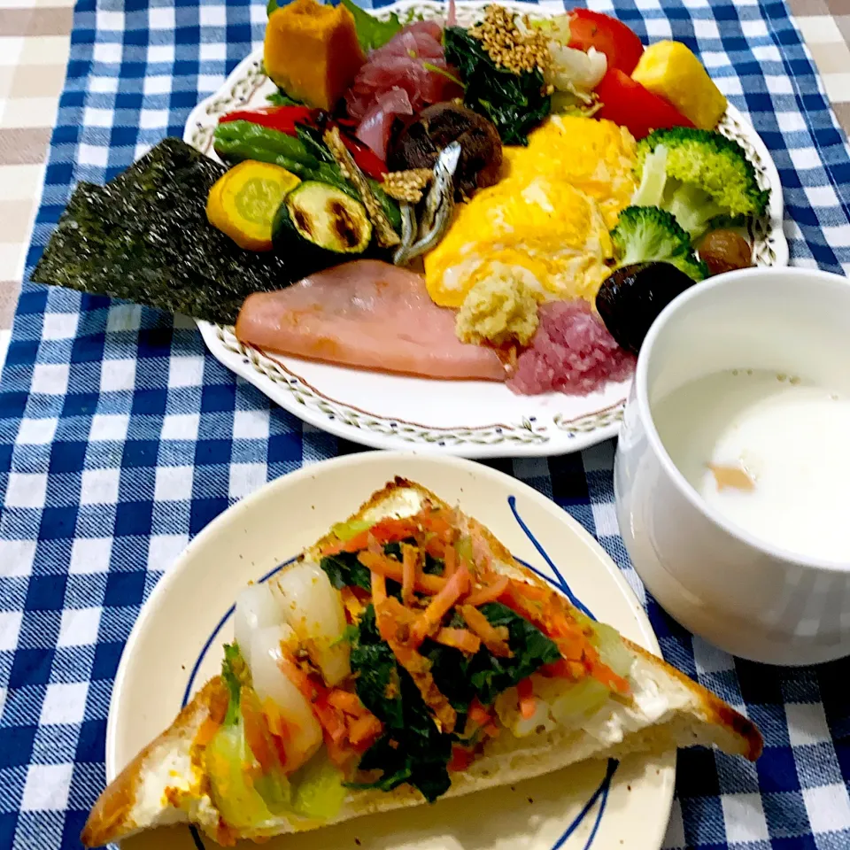 今日の朝ごはん★クリームチーズの上にチンゲンサイとモロヘイヤ、らっきょうと紅生姜をのせて焼きました|riko30294さん