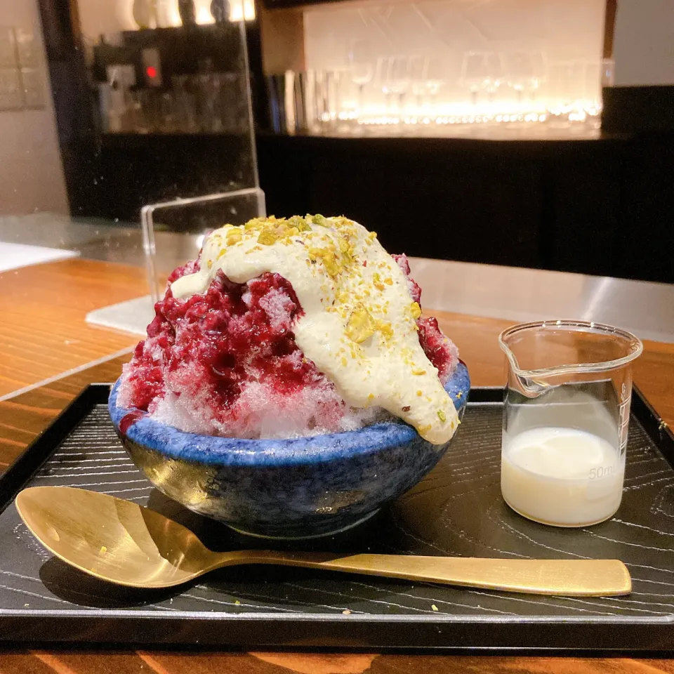 Snapdishの料理写真:ピスタチオクリームとアメリカンチェリーのかき氷🍒🍧|ちゃみこさん