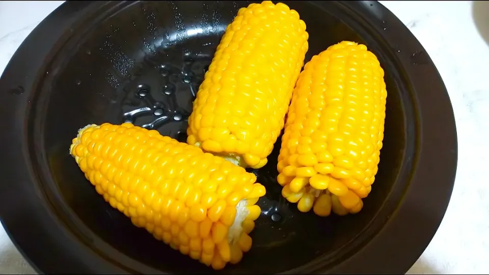 Snapdishの料理写真:蒸し器スリッシュで
とうもろこし🌽を蒸しました|卯月さん