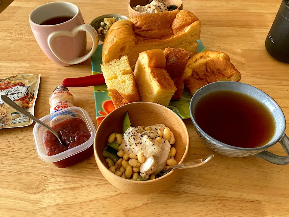 朝ごパン❣️朝焼きデニッシュ食パン🍞、父が育てた葡萄🍇で作ったジャム、大豆のサラダ、ミントシロップ入り紅茶(❛ᴗ❛人)✧|さくたえさん