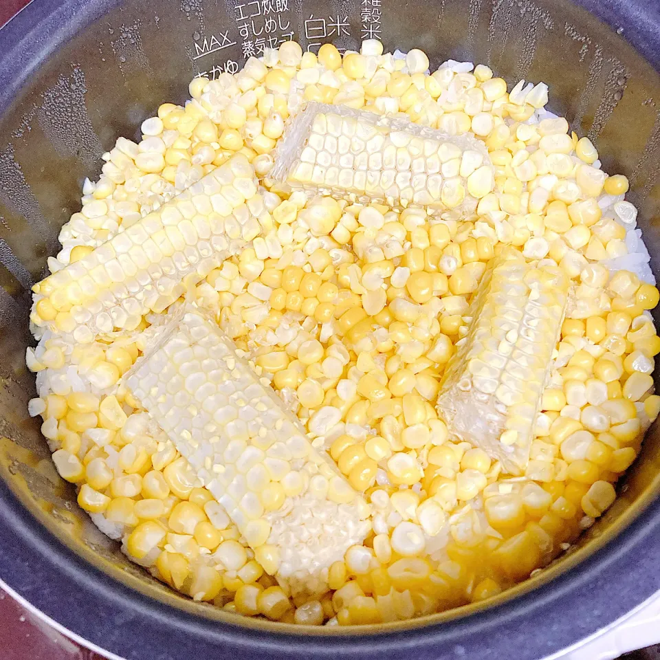 Snapdishの料理写真:とうもろこしご飯🌽|akkoさん