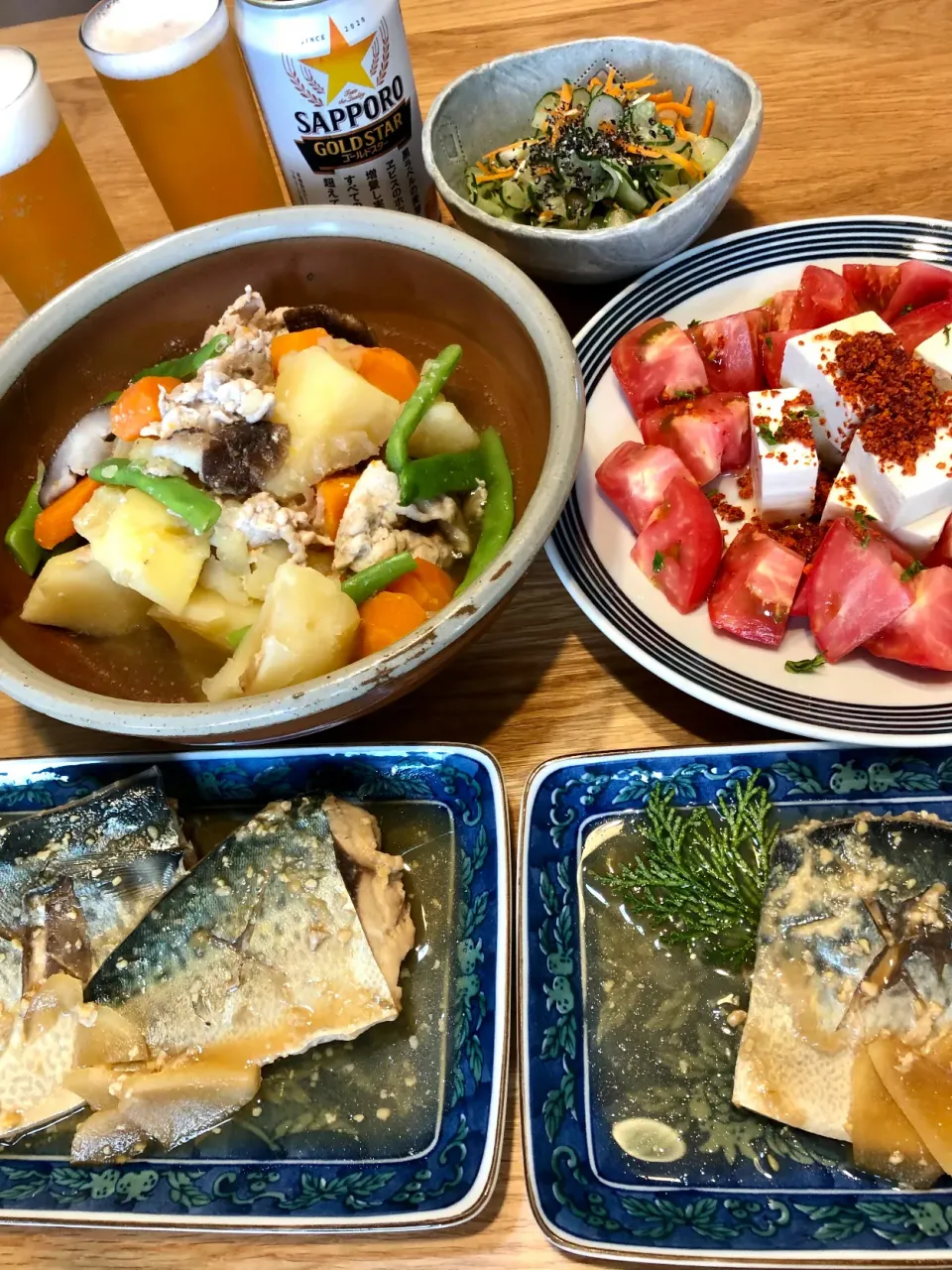 鯖の味噌煮　豚ロース肉で肉じゃが　豆腐とトマトのサラダ　胡瓜と人参の酢物|じゅんさんさん