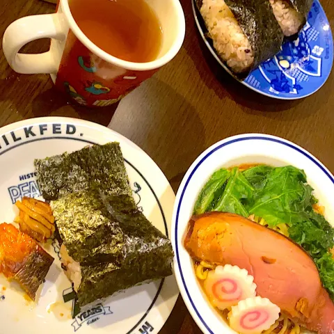 「ケール」を使ってみたSnapdishの料理・レシピ写真:醤油ラーメン🍜　焼豚　ナルト🍥　十六穀ごはんの鮭おにぎり🍙　麦茶