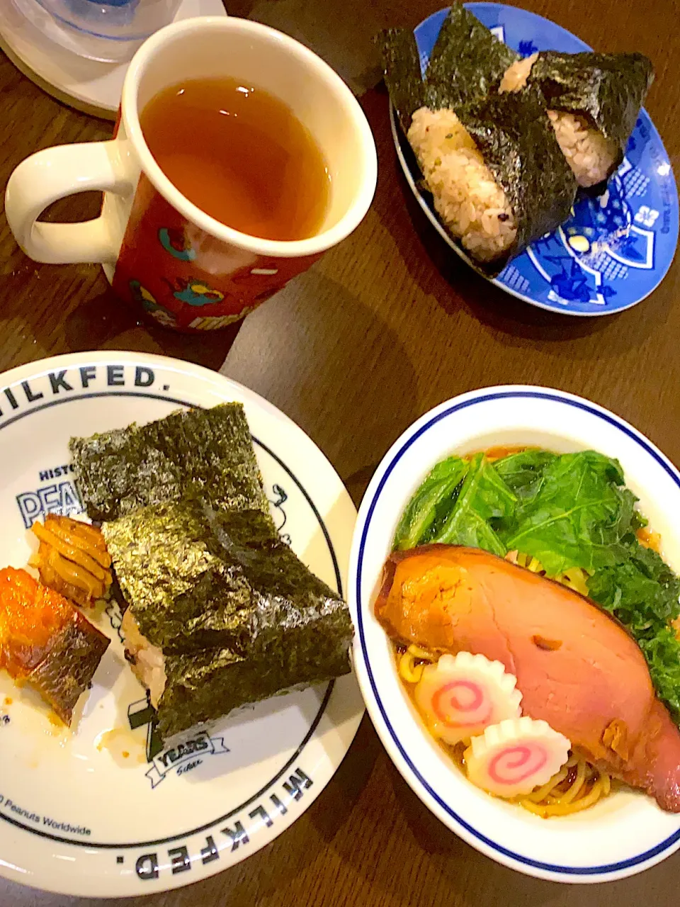 醤油ラーメン🍜　焼豚　ナルト🍥　十六穀ごはんの鮭おにぎり🍙　麦茶|ch＊K*∀o(^^*)♪さん