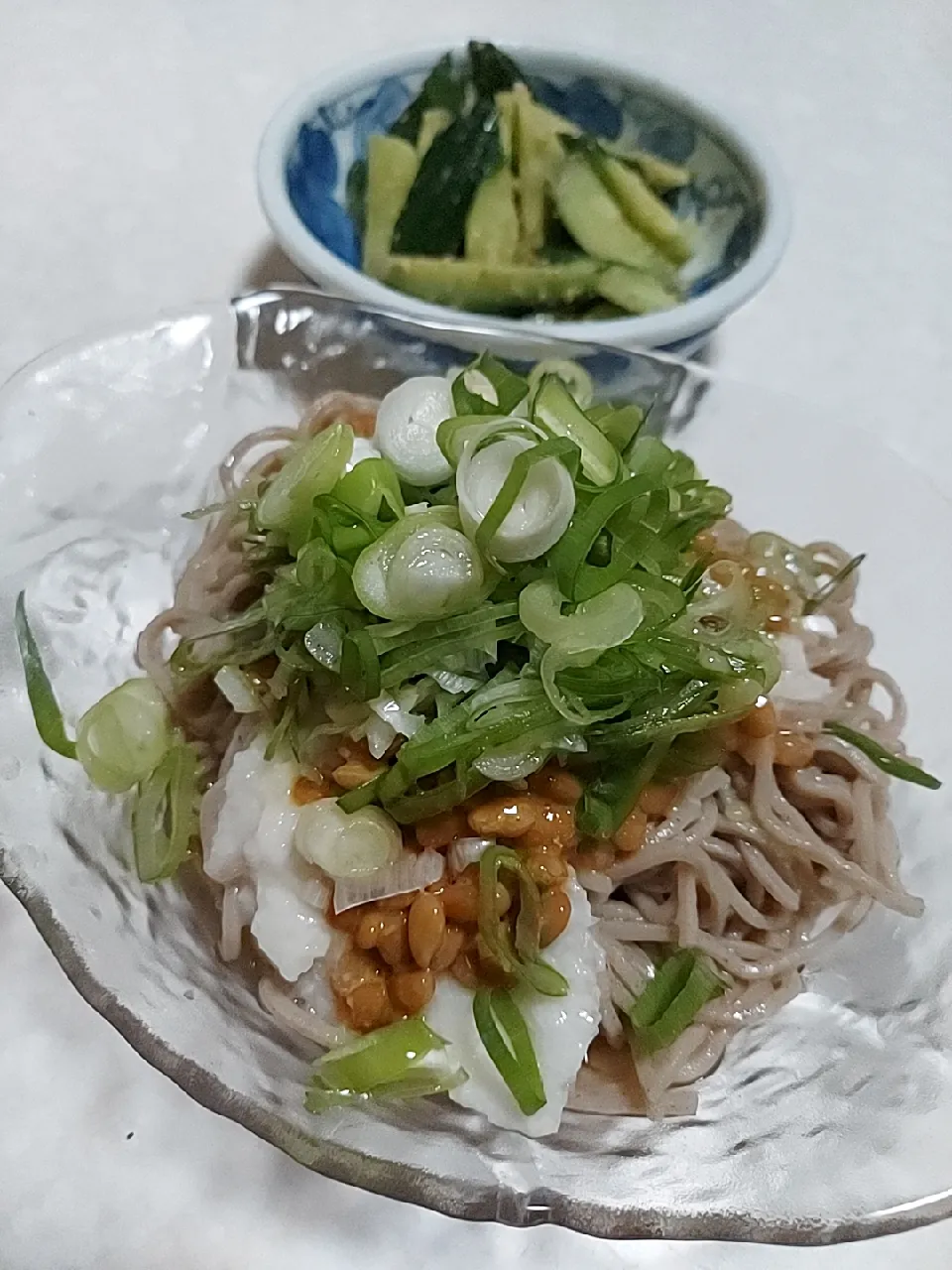 Snapdishの料理写真:今日の晩ごはん

・冷やし蕎麦
　　とろろと納豆とねぎをたっぷり入れて🎵
・きゅうりのたたき
　　白だしと胡麻油とゴマであえてラー油を１滴|nicoさん