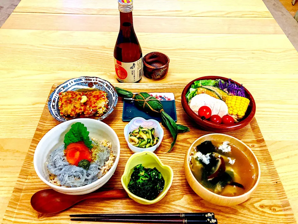 今日の夕食　生しらす丼　揚げ出し胡麻豆腐　きゅうりと鶏皮のわさび醤油和え　モロヘイヤとオクラのお浸し　サラダ　わかめスープ　　　笹団子|ふわ猫はなちゃんさん