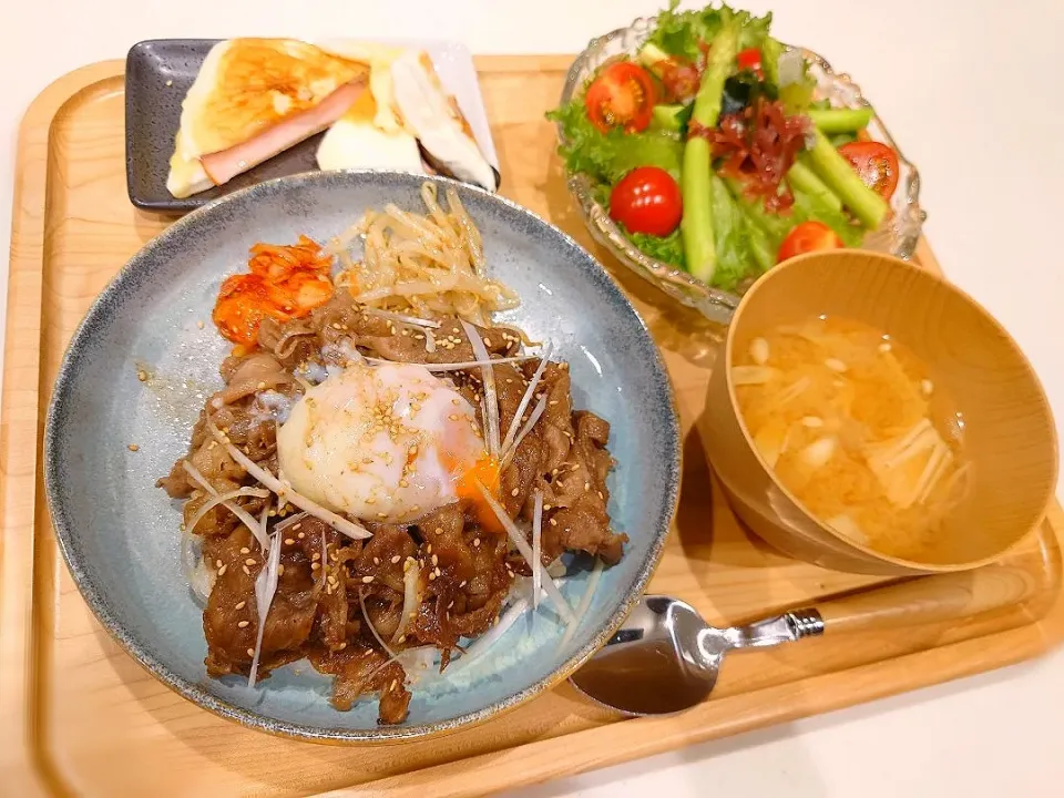 焼肉丼、海藻サラダ、はんぺんのハムチーズ焼き、味噌汁|sorsmdさん