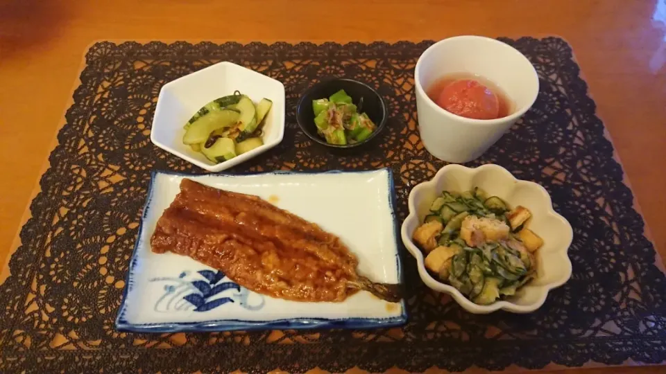 ☆さんま蒲焼き
☆キュウリとあげの酢味噌あえ
☆うりの塩昆布浅漬け
☆おくら おかか和え
☆湯剥きトマトの白だし漬け|chikakoさん