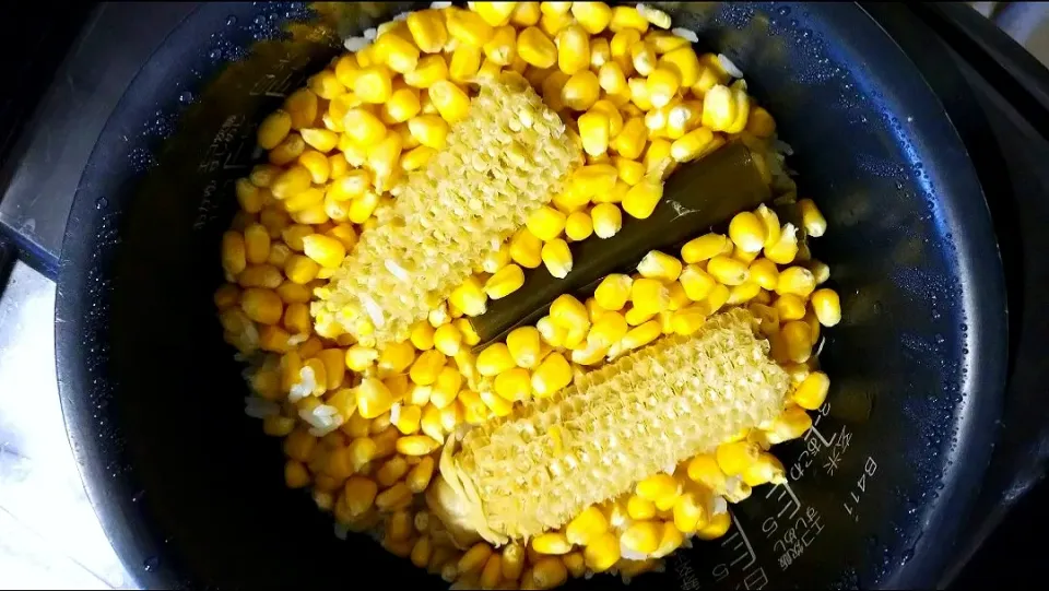 とうもろこしご飯🌽|卯月さん