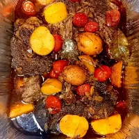 Snapdishの料理写真:Melting Pot Roast w/ Red Russet Potatoes, Cherry Tomatoes Parsley and Bay leaves....|Mr.AllDatさん