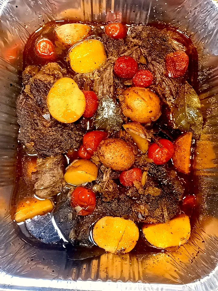 Snapdishの料理写真:Melting Pot Roast w/ Red Russet Potatoes, Cherry Tomatoes Parsley and Bay leaves....|Mr.AllDatさん