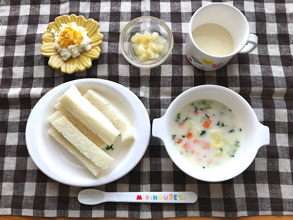 Snapdishの料理写真:【離乳食】野菜のミルクスープ、食パン、ゆでたまご、もも、ミルク|sayaさん