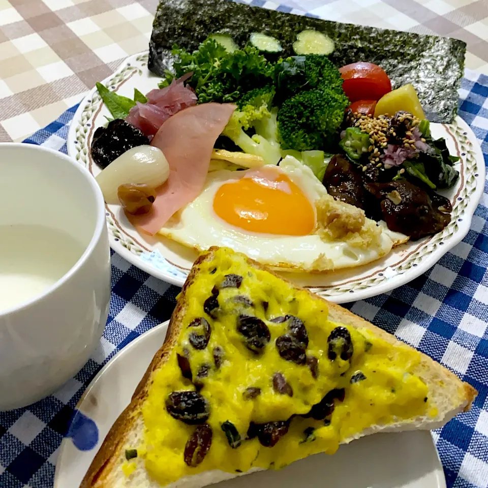 今日の朝ごはん★黄色カボチャでカスタードクリームもどきを作ってみました！上に小豆とレーズンをのせて焼きました|riko30294さん