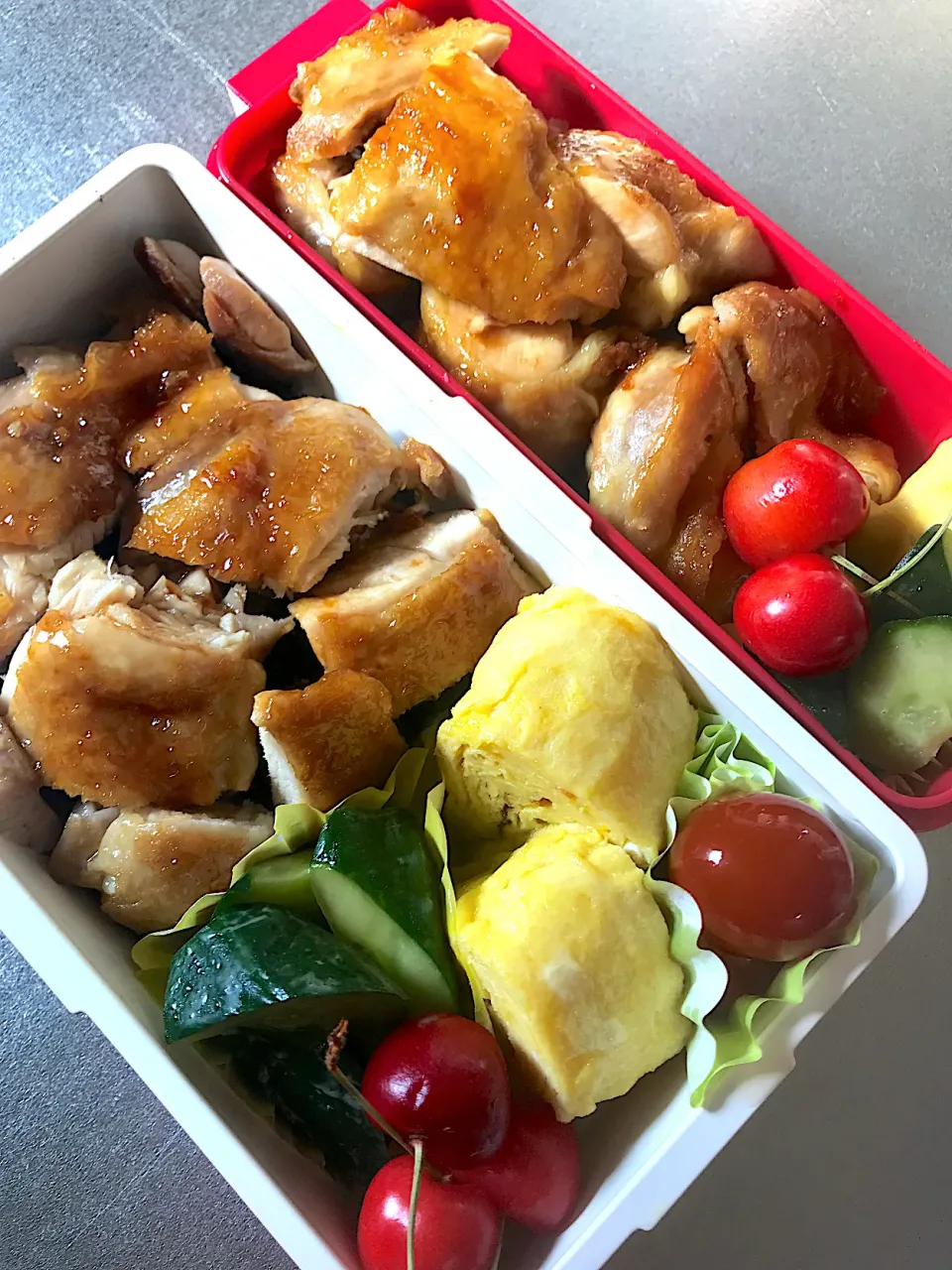 Snapdishの料理写真:長女は学校祭🏮次女は謎に遠足🚶‍♂️なお弁当。30℃予想で迷い果てて鳥の照り焼き弁当|ちーさん