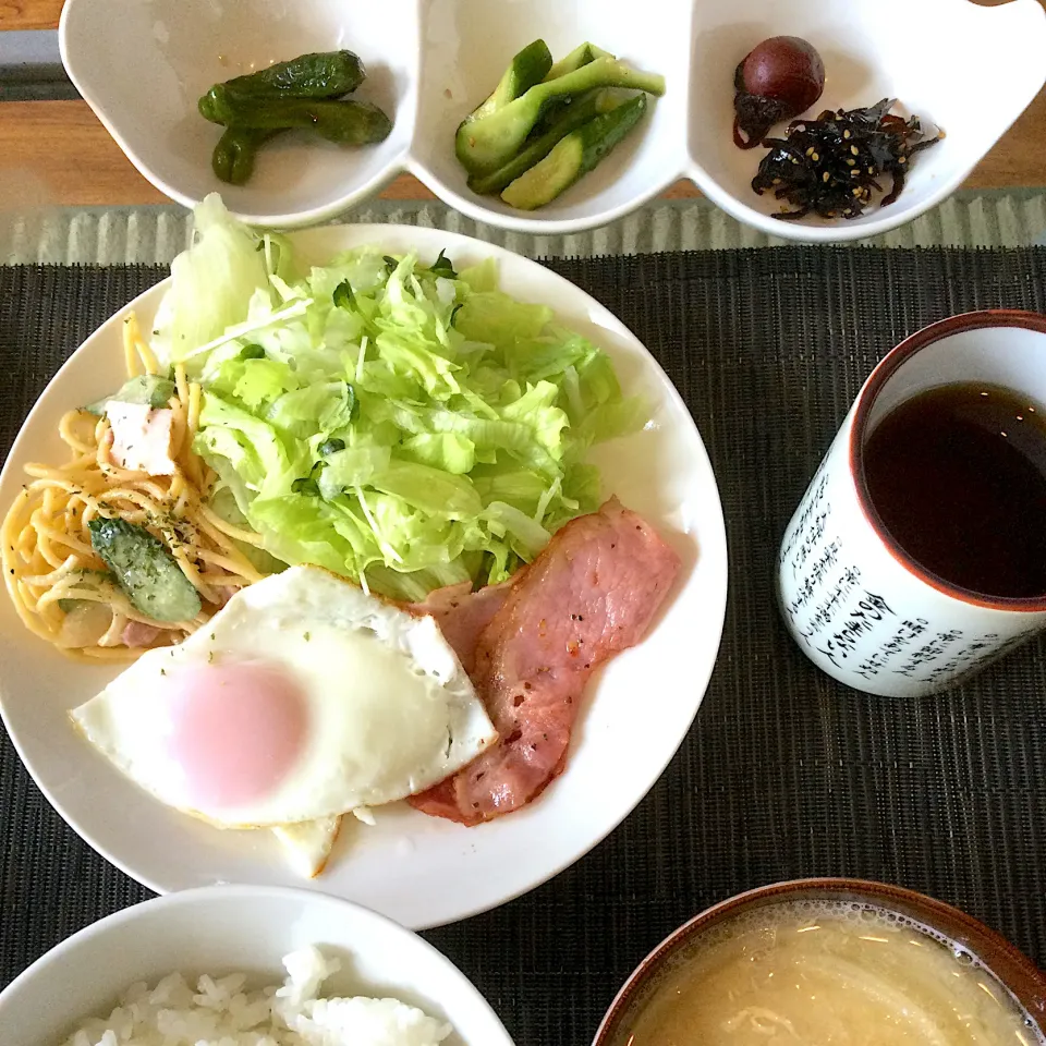 2021年7月20日男前美容師の手作り朝ごはん　目玉焼き　ハム焼　スパサラ　ししとう醤油漬　パリパリキュウリ漬　玉ねぎ味噌汁　今日も美味しくいただきました😄|Booパパさん