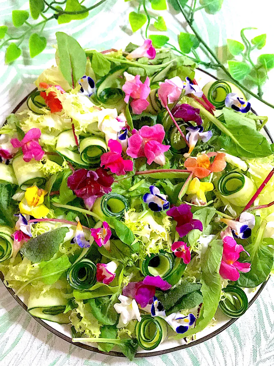 サラダwithエディブルフラワー🥗|🌺🌺Foodie🌺🌺さん