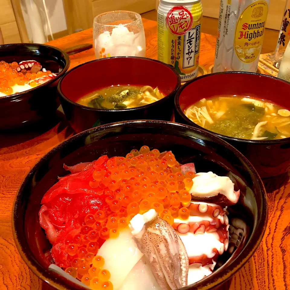 半額の刺身で海鮮丼😋|すかラインさん