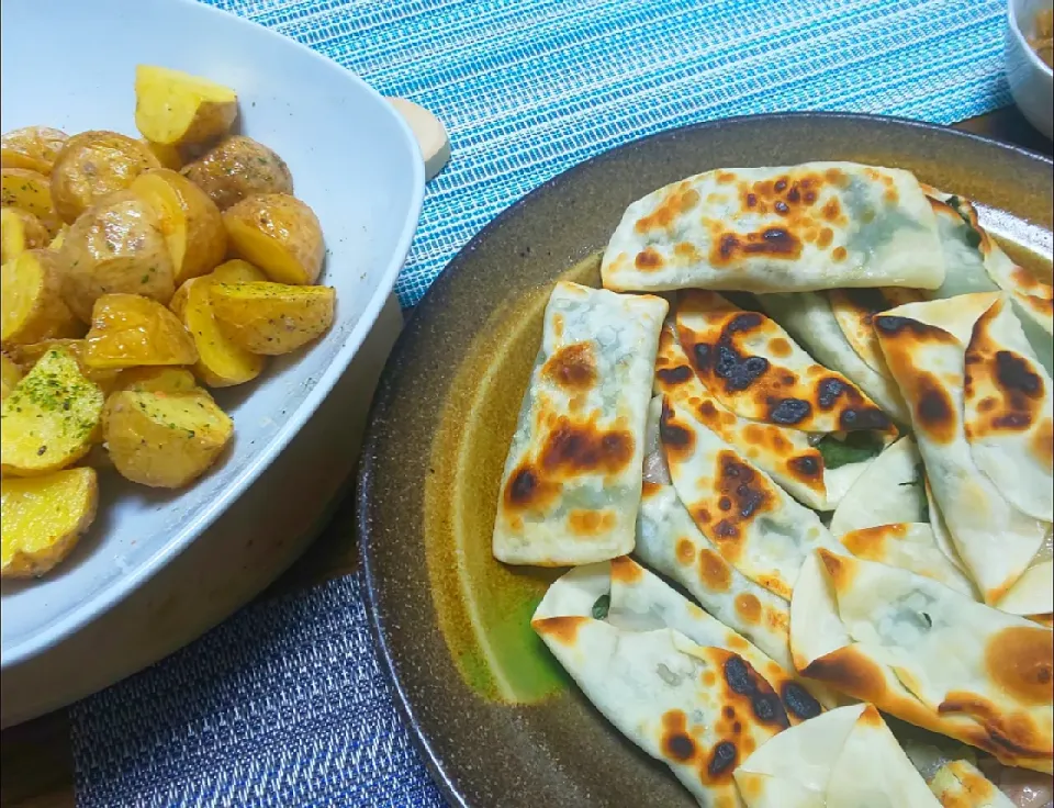 Snapdishの料理写真:◇豚肉大葉の餃子の皮包み
◇小じゃがのフライドポテト|ぶるー子さん