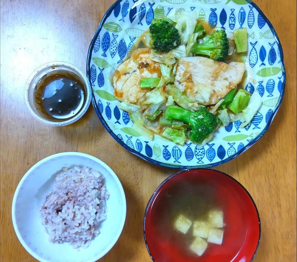 ７月１９日　めかじきとキャベツの甘味噌炒め　もずく　とろろ昆布と豆腐のお吸い物|いもこ。さん