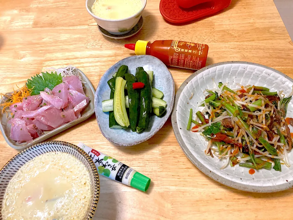 Snapdishの料理写真:ヒラスのお刺身、胡瓜のピクルス、どでか茶碗蒸し、牛肉のしぐれ煮とモヤシの炒め物〜シラチャーをかけて🥸🎵|さくたえさん