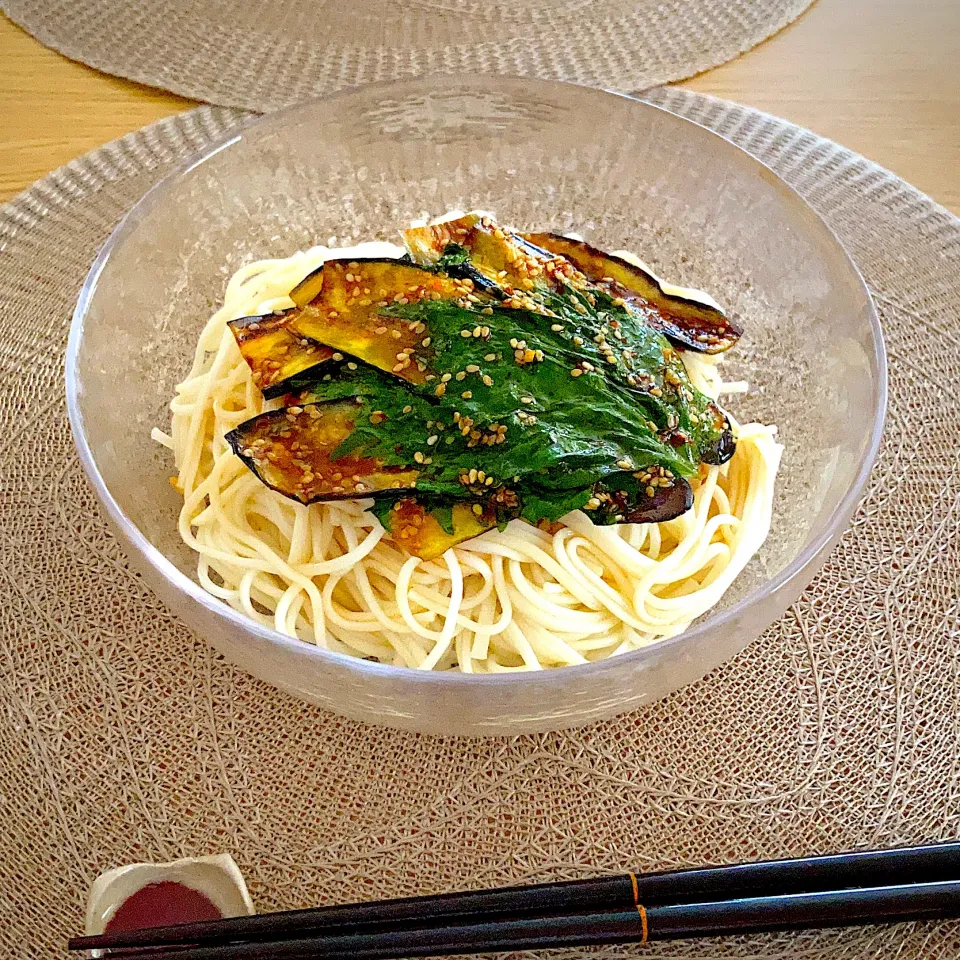 ナスと大葉の旨辛ダレ漬けでそうめん|ツインうさぎさん