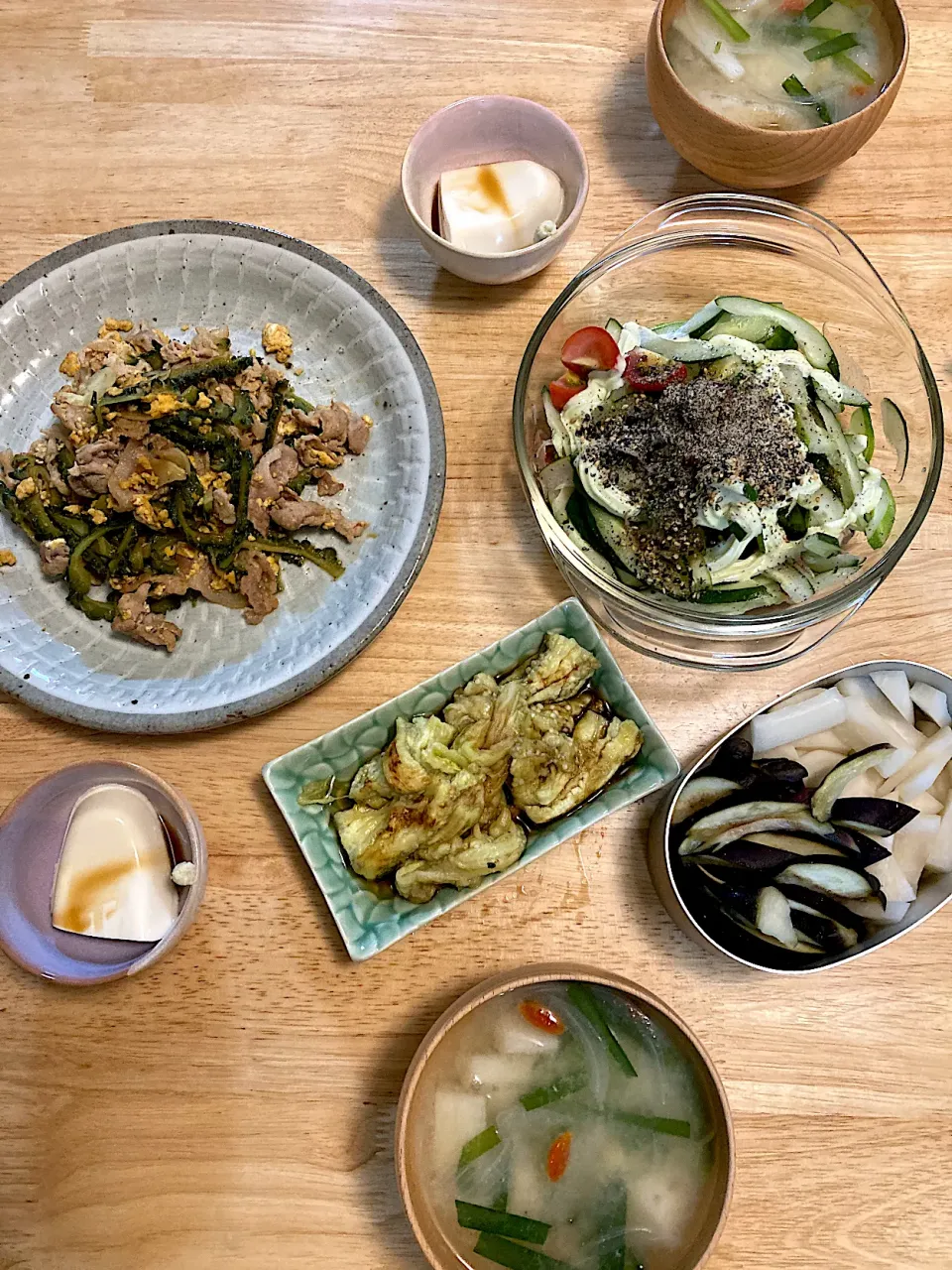 ゴーヤチャンプル、焼きナス、冷奴、キュウリのすり胡麻たっぷりサラダ、山芋とニラとクコの実のお味噌汁、大根と茄子の糠漬け😊🎵|さくたえさん