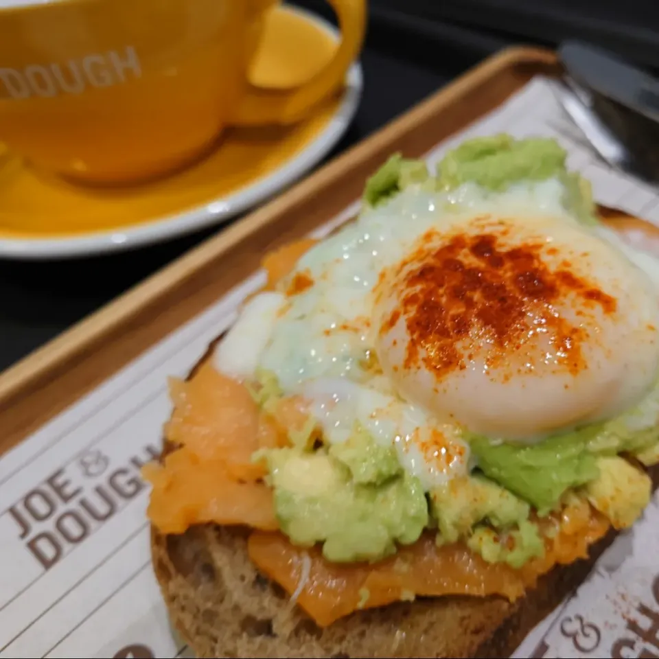 Smashed Avocado & Smoked Salmon Tartine|monsieurkurataさん