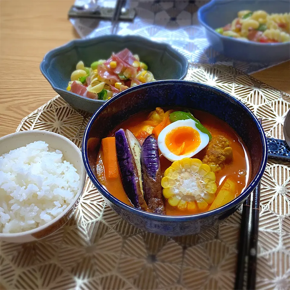 Snapdishの料理写真:夏野菜のスープカレー、マカロニと生ハムのバジルサラダ|ツインうさぎさん