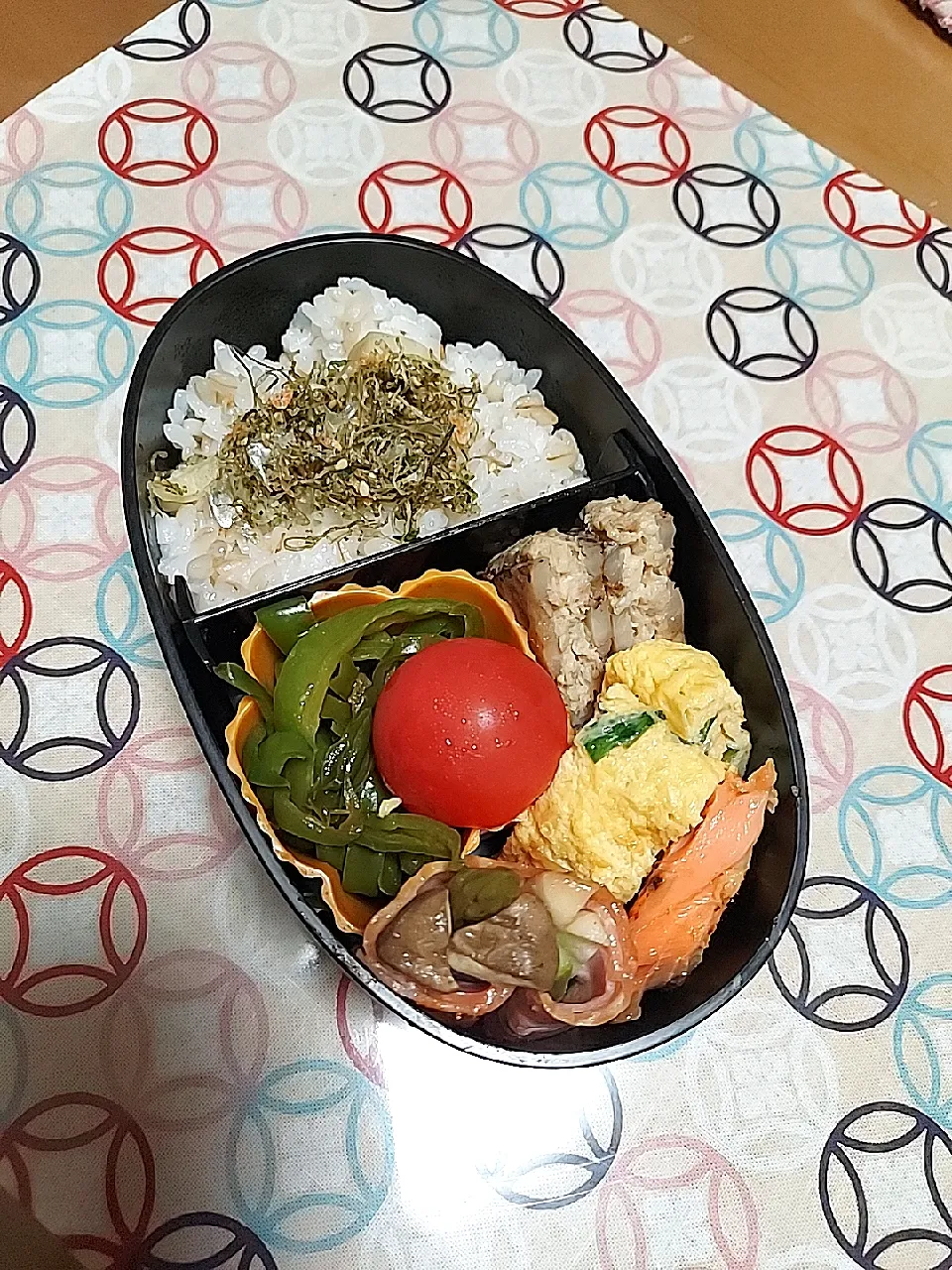 今日のお弁当
・もち麦入りごはん
・卵焼き
・鮭の西京焼き
・蓮根のはさみ焼き
・ピーマンの炒め物
・エリンギとアスパラのベーコン巻き|nicoさん