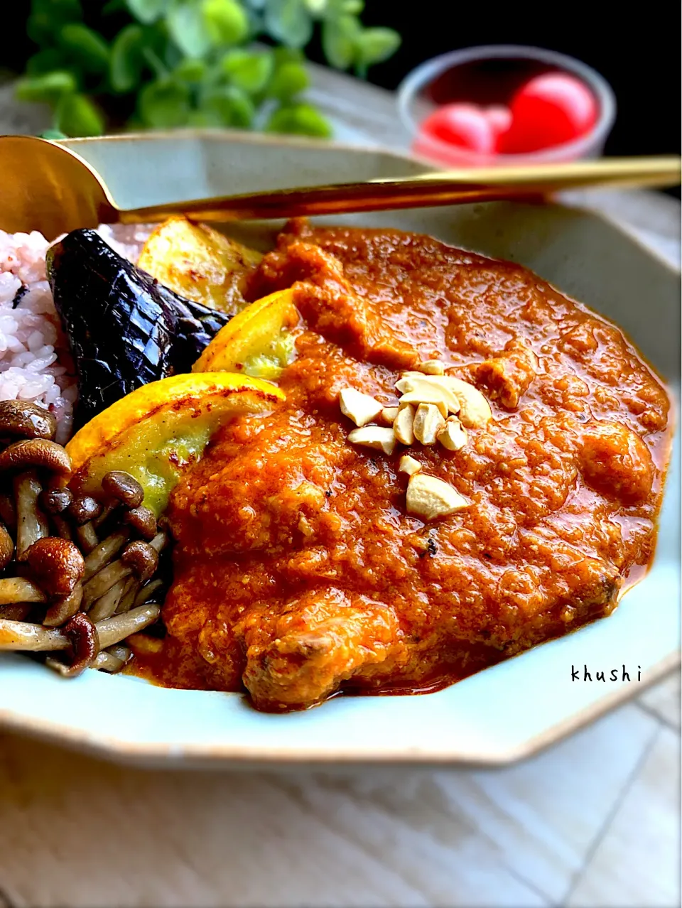 Snapdishの料理写真:わが家の定番チキンカレー🍛　　スパイス・玉ねぎ・トマトピューレ・カシューナッツで仕上げます♪夏野菜のソテーを添えて。|KOZUEさん