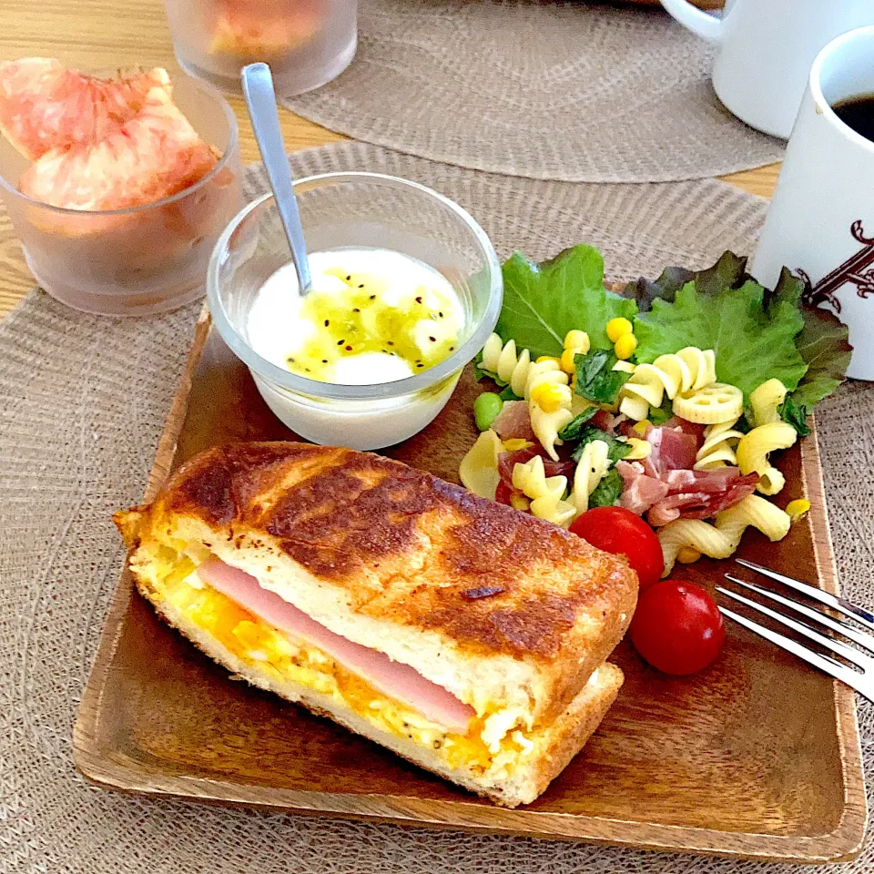 ハムエッグのホットサンドで朝食|ツインうさぎさん