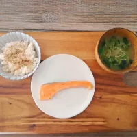 塩じゃけ、かいわれとほうれん草のお味噌汁、白ごまもち麦玄米|なーこさん