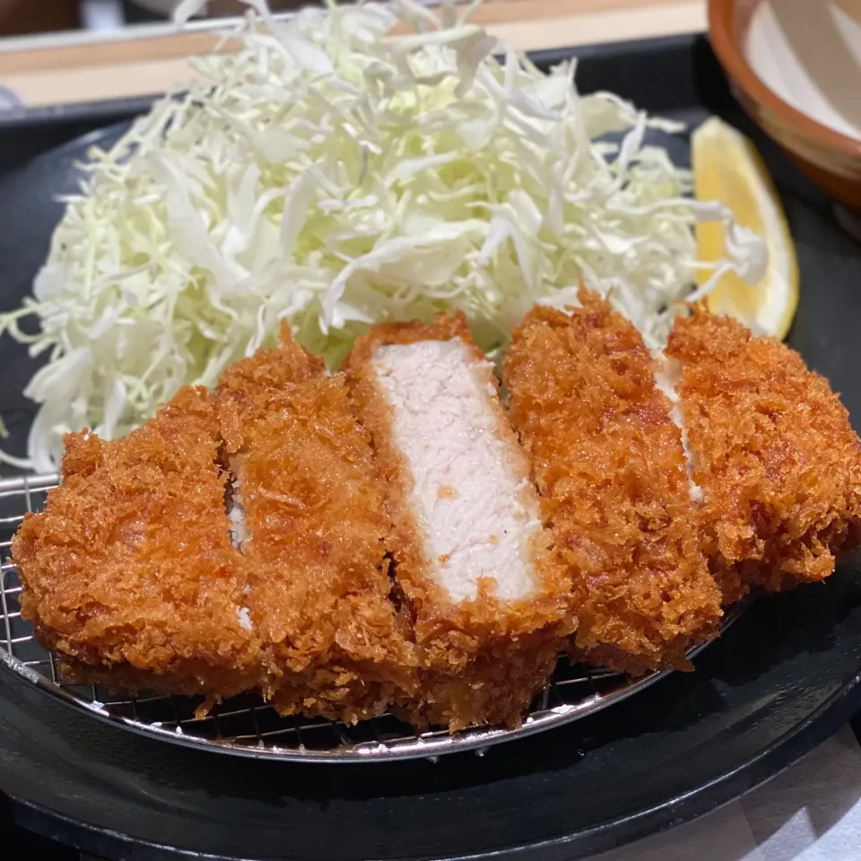 Snapdishの料理写真:松のや　上大岡店　厚切りロースカツ定食|ddr3rdmixさん