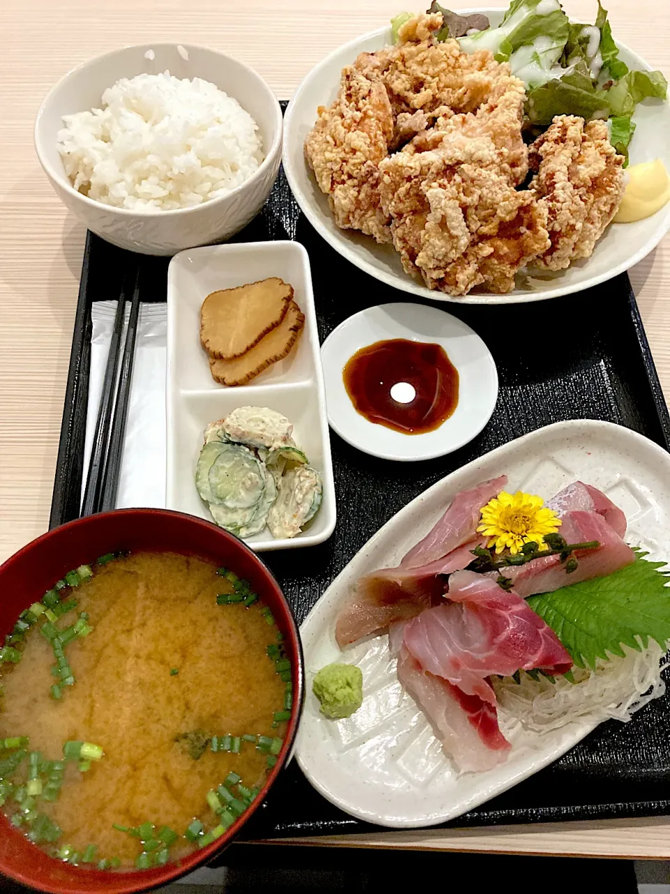 魚政の鶏唐揚げと刺身定食。|ツンコロさん