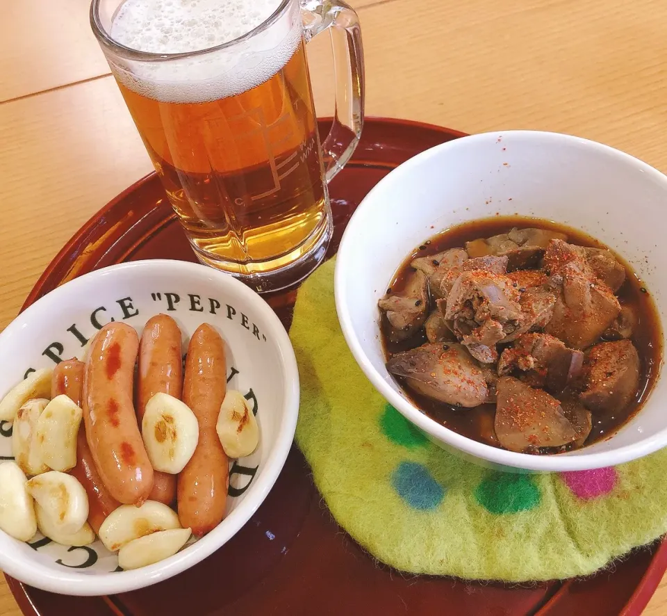 今夜のアテは鶏キモの炊いたん、ウインナーとニンニクの焼いたんに塩胡椒🍺暑くて食欲なし。だけどニンニクとキモで明日への活力チャージ！？かな？？|海斗さん