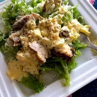 Snapdishの料理写真:焼いた鶏もも肉のハラペーニョタルタルサラダ🥗