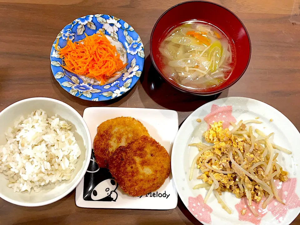 Snapdishの料理写真:鮭とチーズのポテト包み揚げ　もやしと卵のツナ炒め　ネギとえのきのとろとろスープ　中華風人参ラペ|おさむん17さん