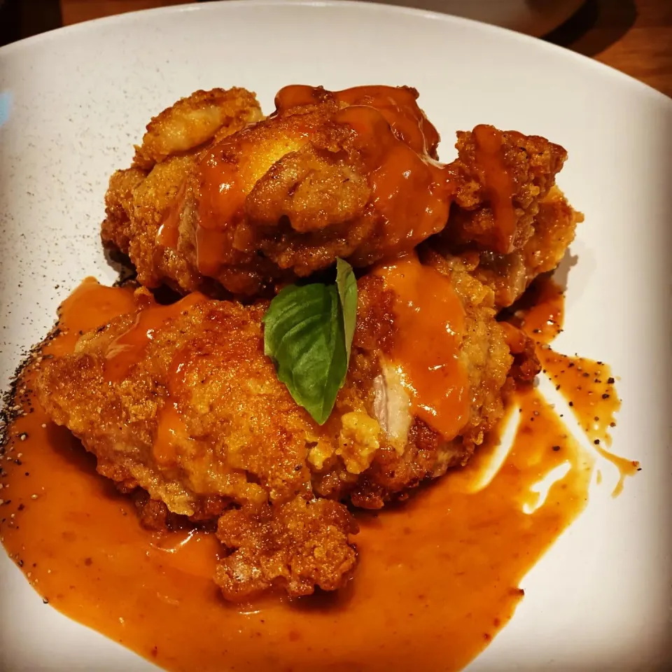 A little fusion touch today 
Korean Fried Chicken
Made with Cornmeal & Cajun Spice 
Layer on top on a Spicy Mango BBQ sauce 
Fresh Salad with Potato Salad 
#kor|Emanuel Hayashiさん