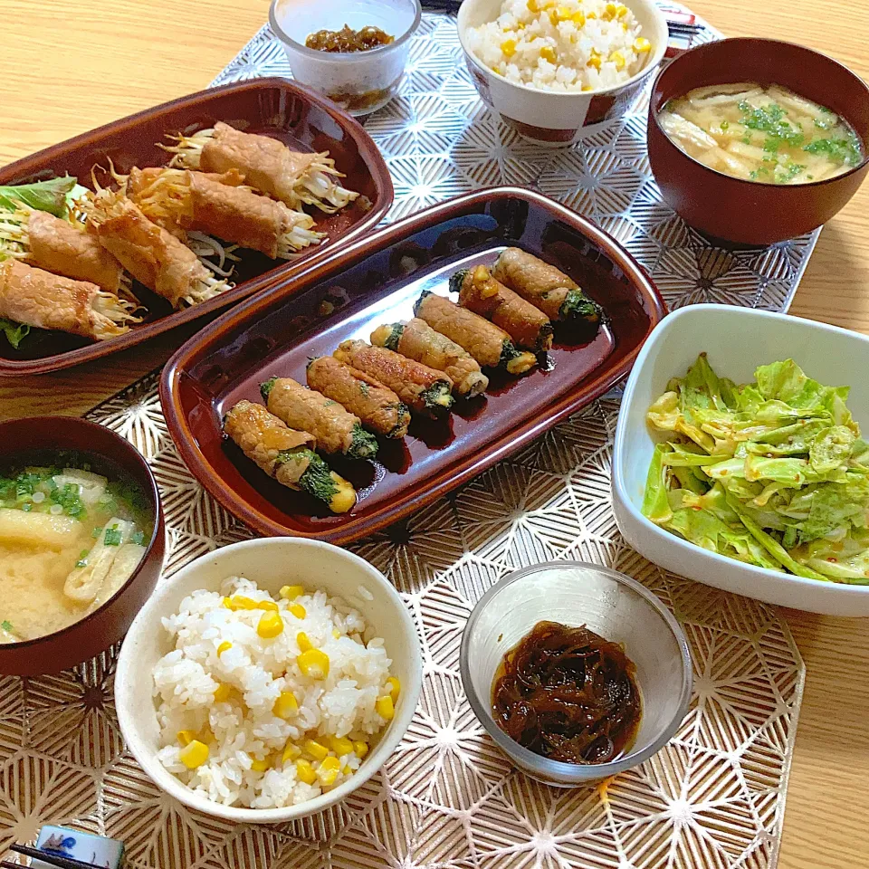 Snapdishの料理写真:もやし&大葉の肉巻き、旨辛キャベツ、もずく酢、もろこしご飯、味噌汁(豆腐、薄揚げ)|ツインうさぎさん