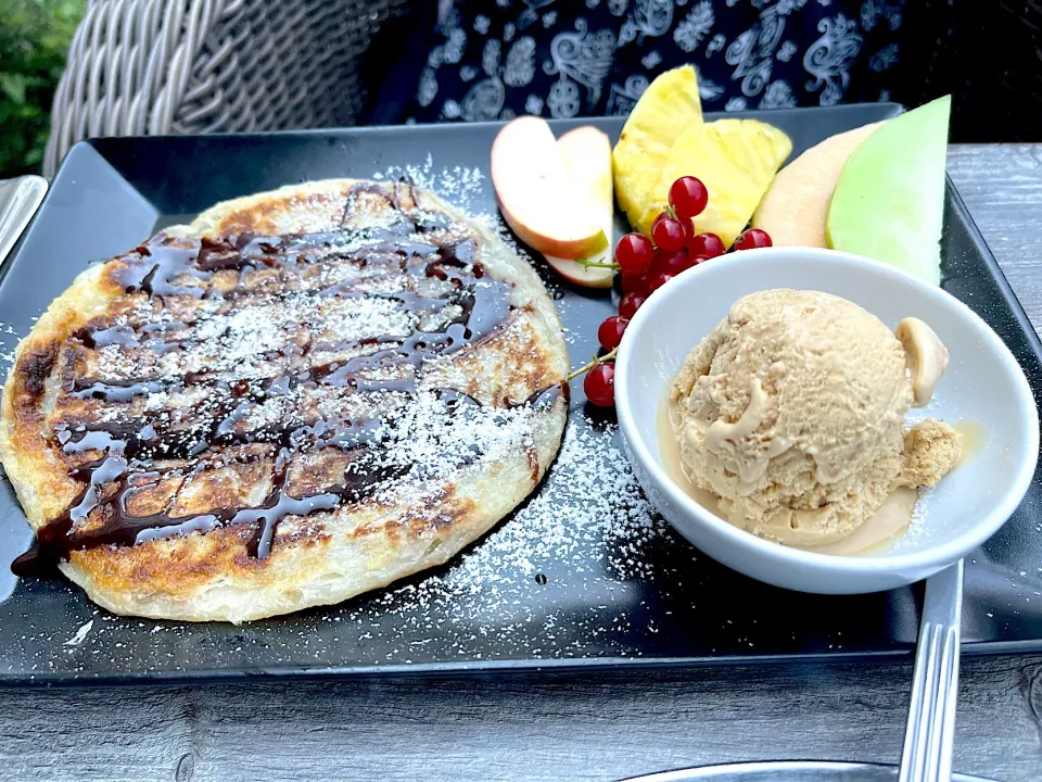 Roti with fruitsalad and icecream|Generaalさん