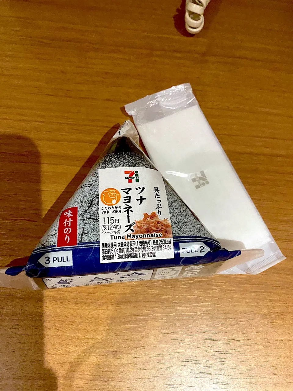 Snapdishの料理写真:Simple dish, 7-11 onigiri, i miss it, ツナマヨ|MI 「いどりす」さん