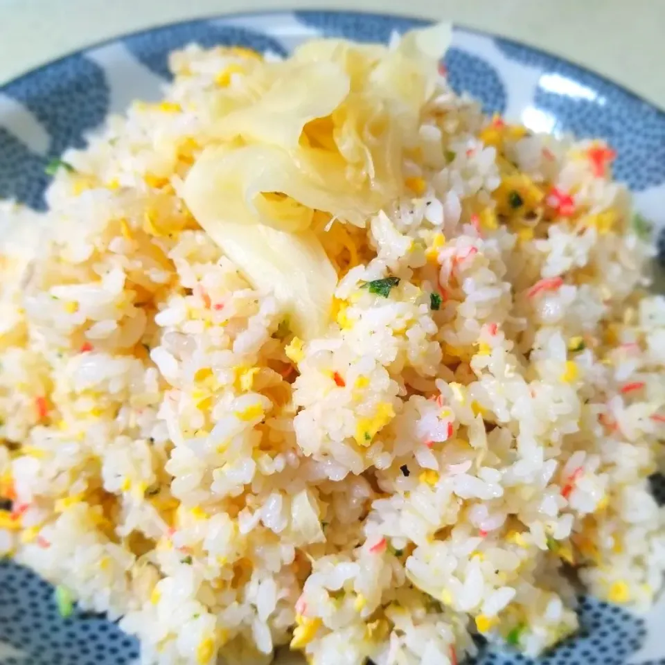 Snapdishの料理写真:ガリとカニカマの炒飯|ぱんだのままんさん