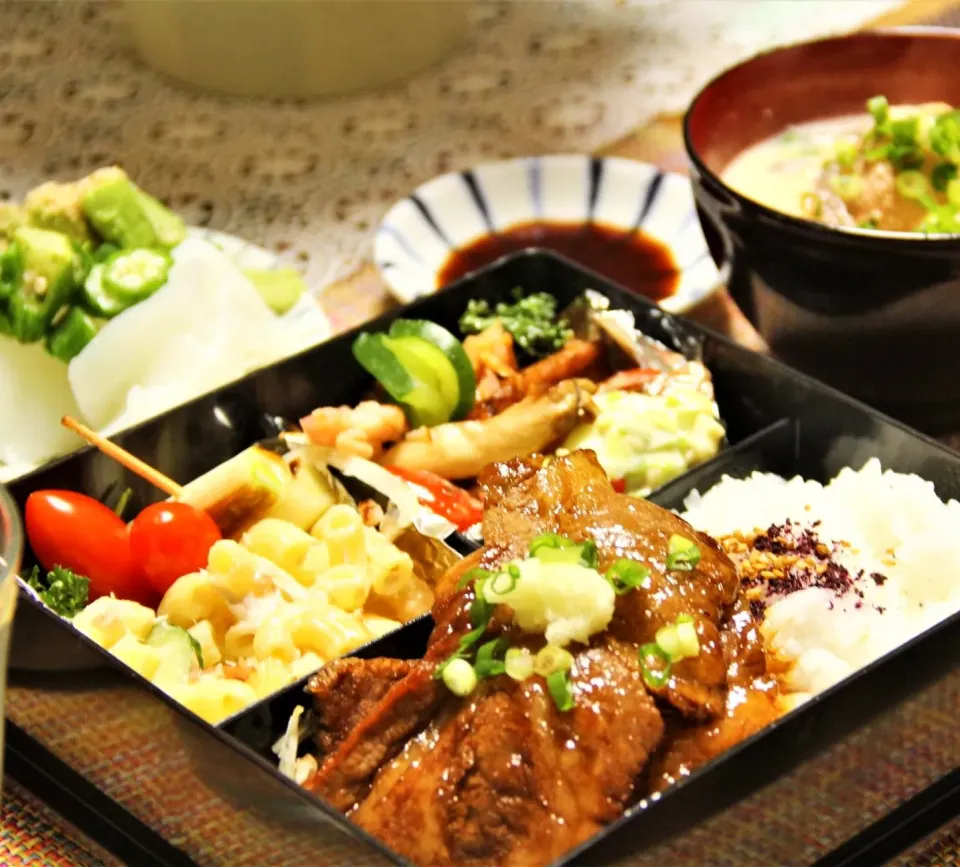 Snapdishの料理写真:『和牛サーロインステーキの夕食弁当。メインサイド色々』　#料理研究家指宿さゆり|【公式】料理研究家　指宿さゆり≫ｽﾀｼﾞｵ（ｽﾀｯﾌ運営）さん