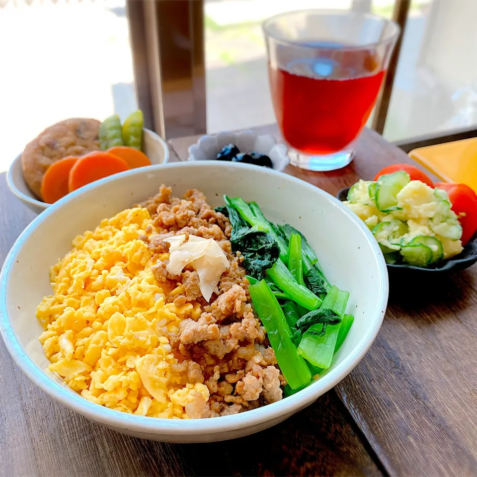 Snapdishの料理写真:【彩り３色そぼろ丼】                                                  【手作りがんもどきの煮物】                               【ポテトサラダ(トマト付き)】                  【黒豆】|なつきさん