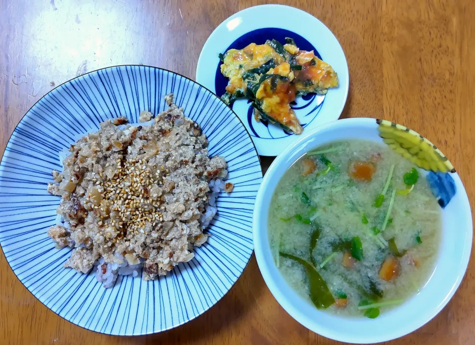 ７月２１日　あじのお豆腐そぼろ　ニラ玉　なめことわかめ、豆苗のお味噌汁|いもこ。さん