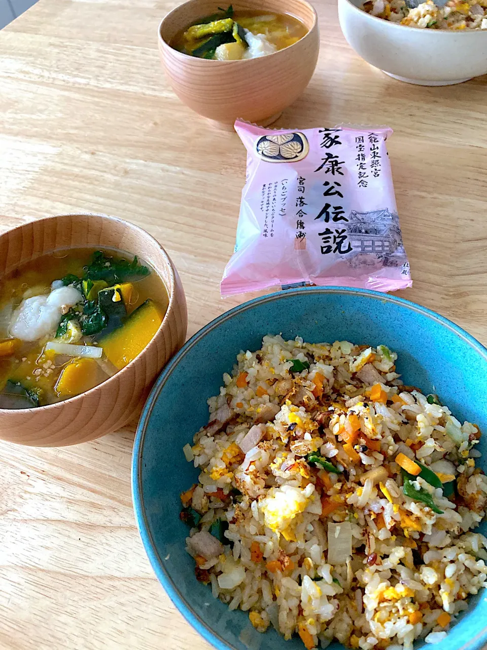 シラチャー炒飯と南瓜and大葉のお味噌汁でランチ💛お土産のいちごブッセはデザートに菊花入り紅茶と。|さくたえさん