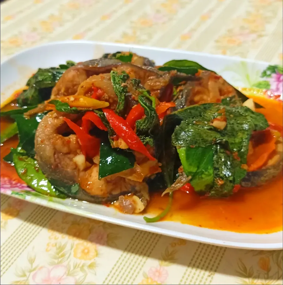 Spicy stir-fried catfish with cumin leaves|🌿Veerapan Mu🌿さん